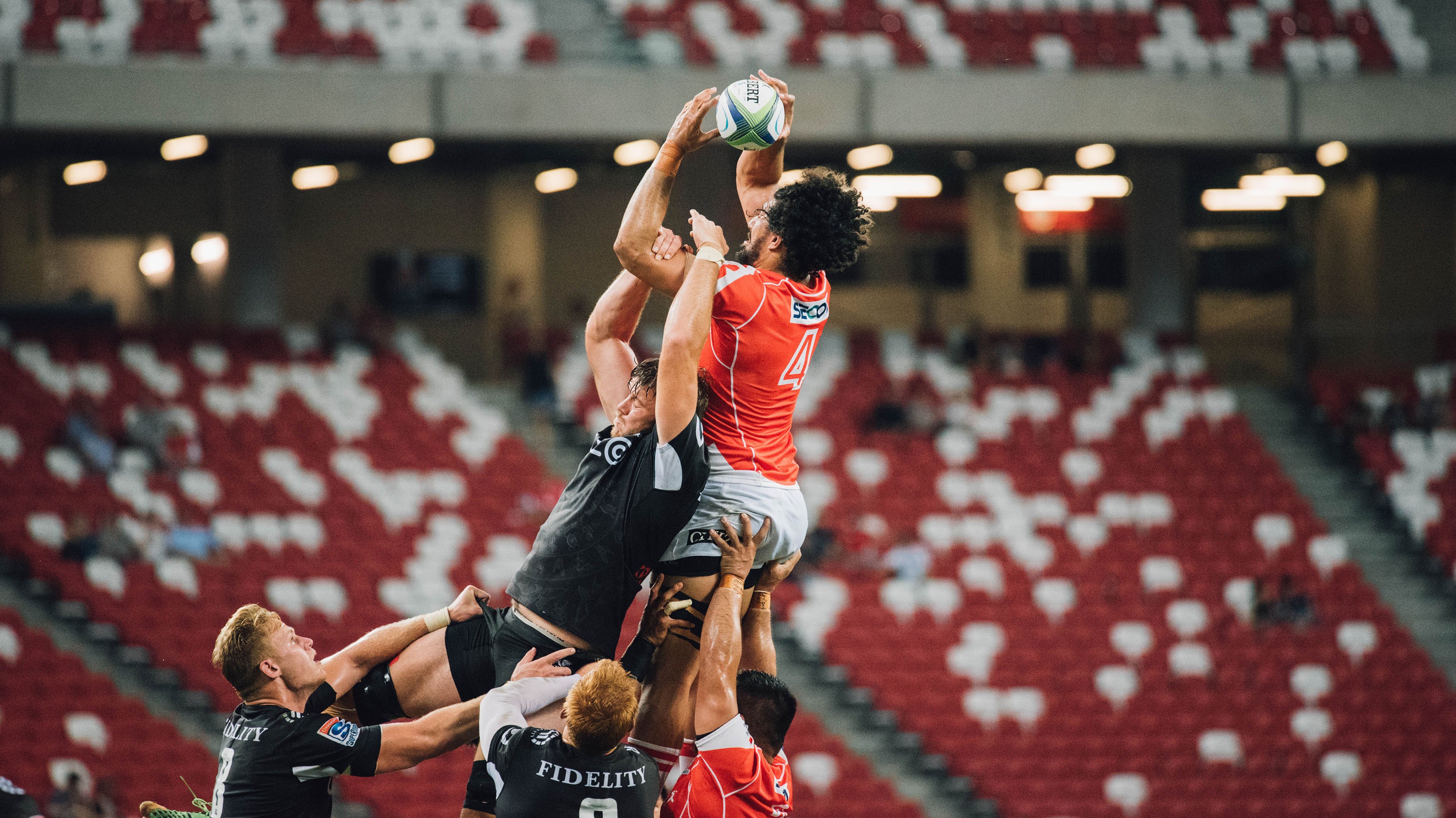 “荒野之战：沙丘与泥泞中的极限追逐”，荒野沙漠